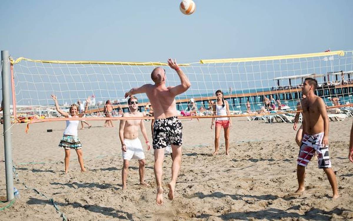 Gäste spielen Volleyball am Strand des Limak Atlantis Deluxe Hotel & Resort.