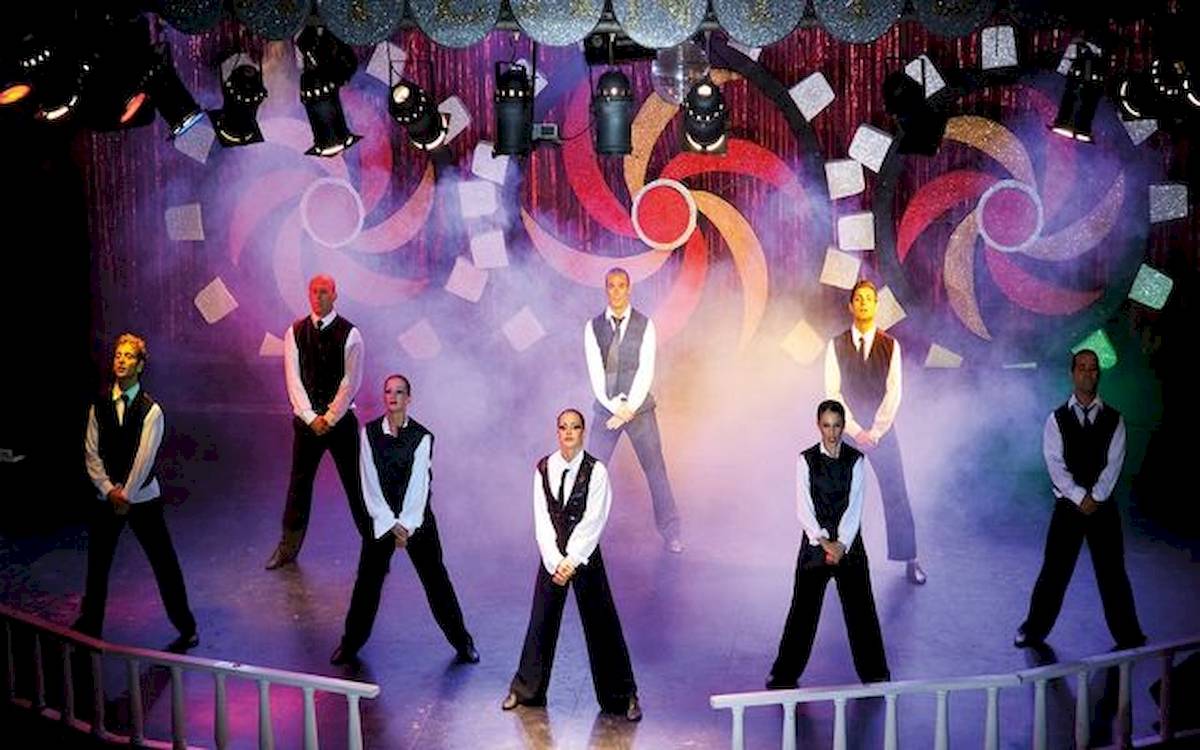 Show-Performance im Limak Atlantis Deluxe Hotel & Resort mit farbiger Beleuchtung und Tänzern.