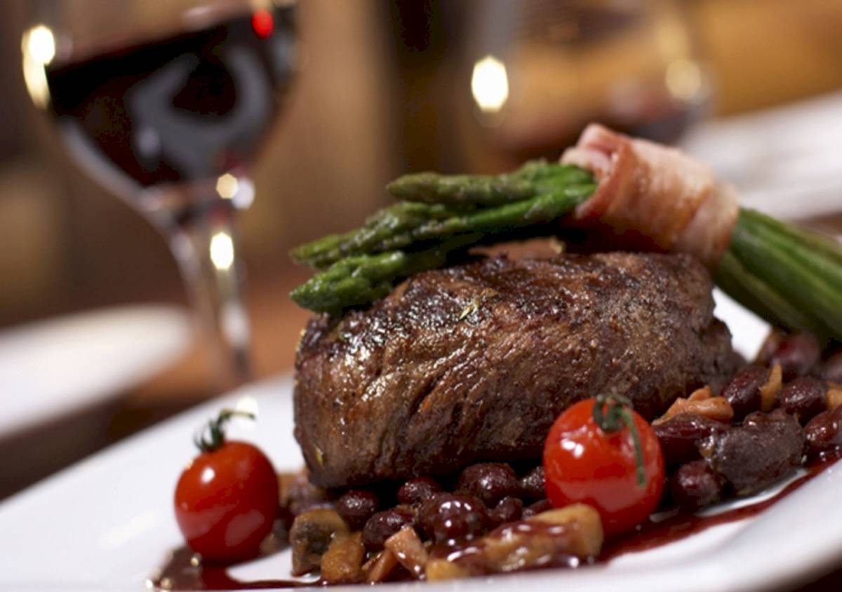 Steak mit Gemüse und Sauce auf einem weißen Teller im Vonresort Golden Beach