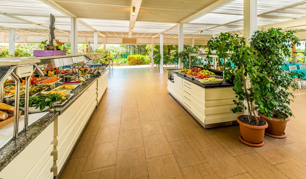Buffetbereich im VONRESORT Golden Beach mit verschiedenen Salaten, Früchten und einem grünen Gewächs.