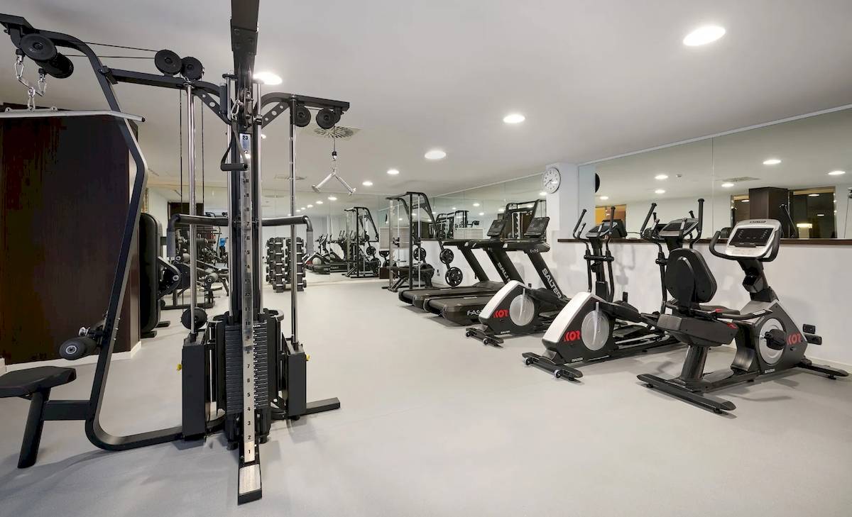Fitnesscenter im Hipotels Mediterraneo mit Laufbändern, Radtrainern und Kraftgeräten.