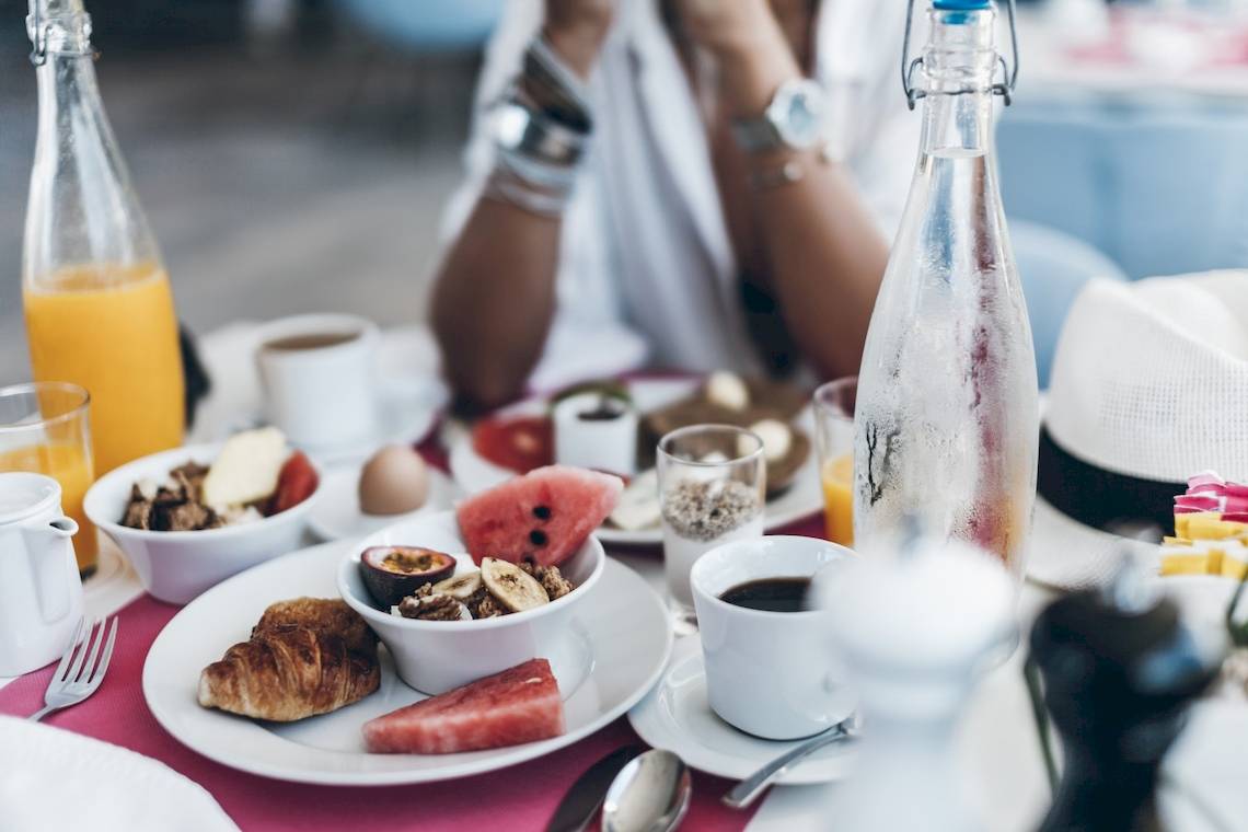 Frühstückstisch im Hotel Mykonos Theoxenia Boutique mit Früchten, Brötchen und Getränken
