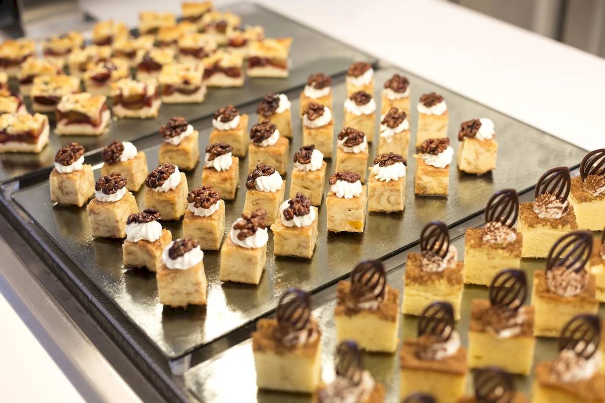 Auswahl an Desserts im Hipotels Mediterraneo Hotel, darunter Kuchen und Gebäck mit verschiedenen Toppings.