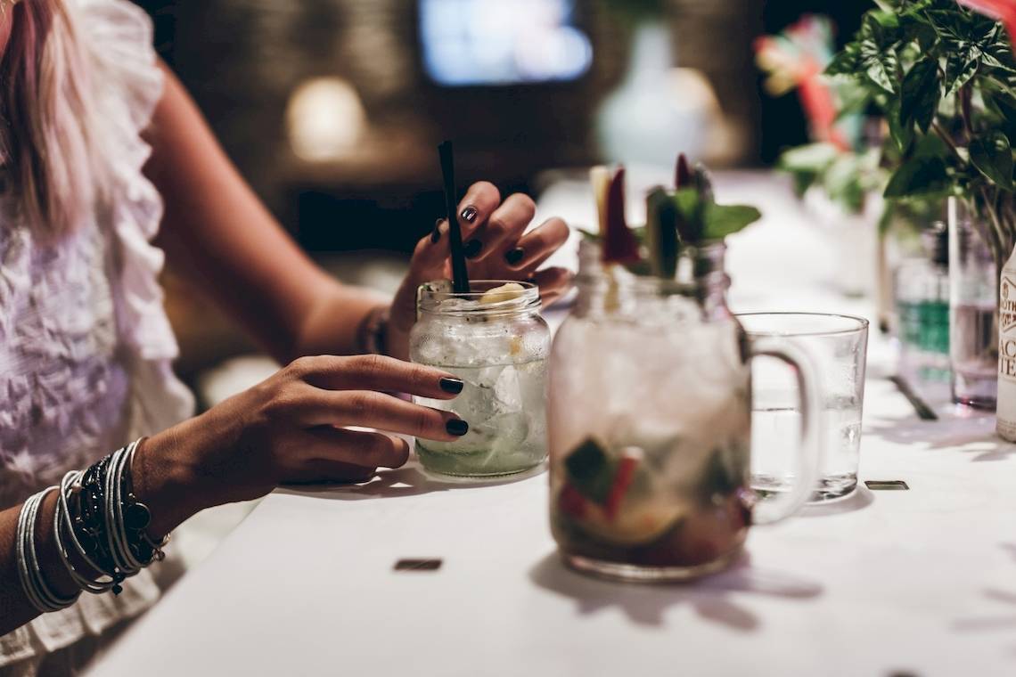 Cocktails am Tisch im Mykonos Theoxenia Boutique Hotel