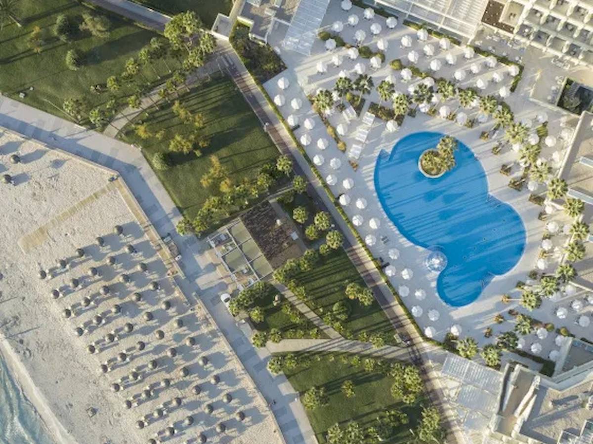 Luftaufnahme des Hipotels Mediterraneo mit Swimmingpool und Strand