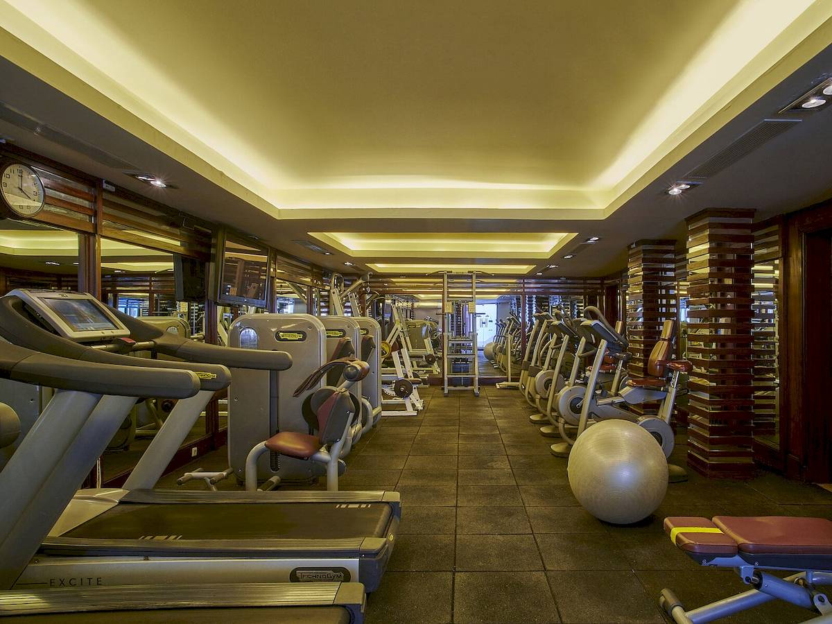 Fitnesscenter im Maritim Jolie Ville Resort & Casino Sharm El Sheikh mit Laufbändern, Gewichtsmaschinen und einem großen Gymnastikball.