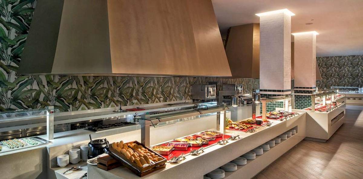 Innenansicht eines Buffet-Restaurants mit verschiedenen Speisen und modernen Dekorelementen.