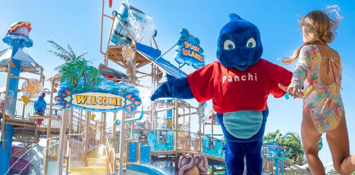 Wasserpark im Lopesan Costa Bavaro Resort mit einem Maskottchen und einem Kind