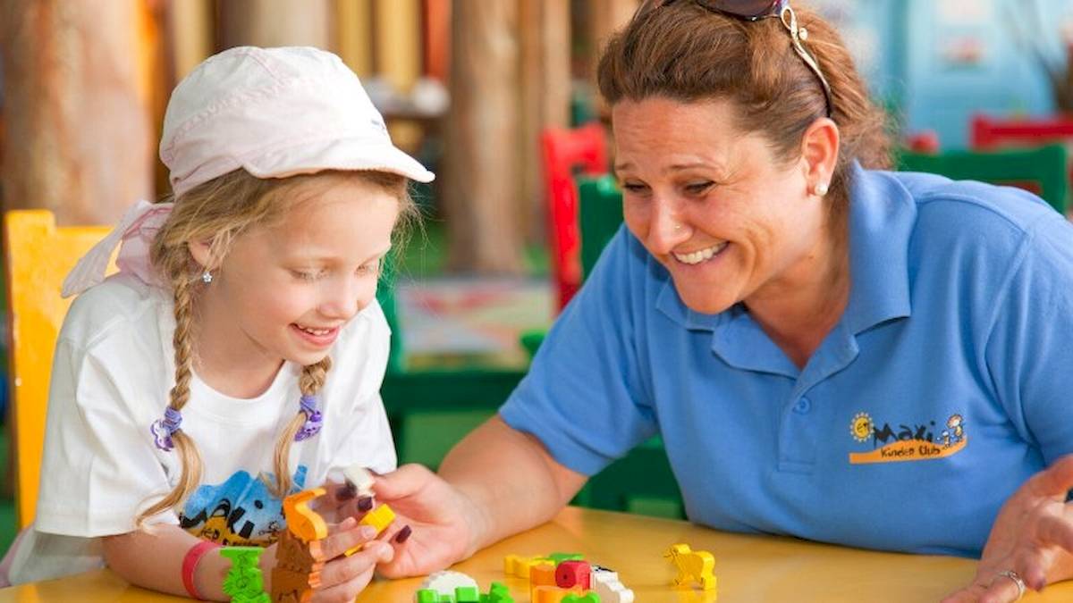 Eine Frau und ein Kind spielen im Kinderclub des Grand Hotel Hurghada.