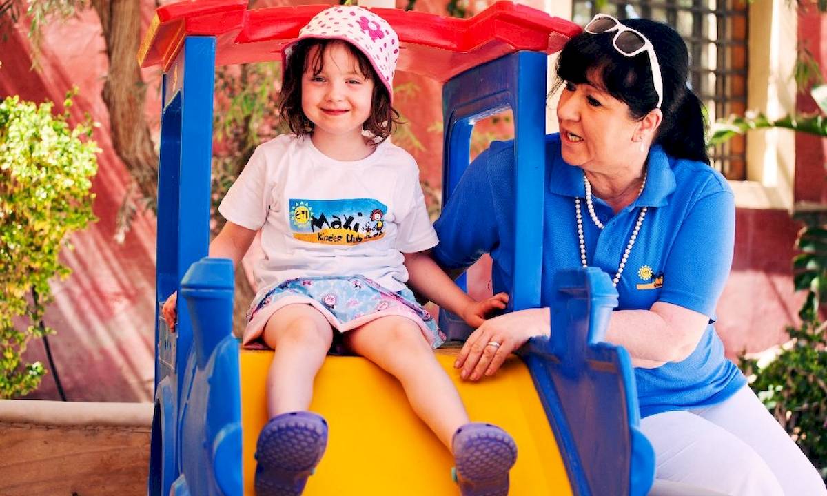 Kleines Madchen im Kinderclub des Grand Hotel Hurghada, das auf einem Spielplatz spielt.