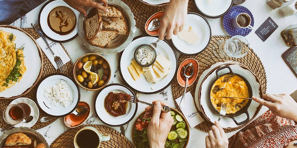 Frühstücksbuffet im Club Marvy mit verschiedenen Gerichten und Getränken.