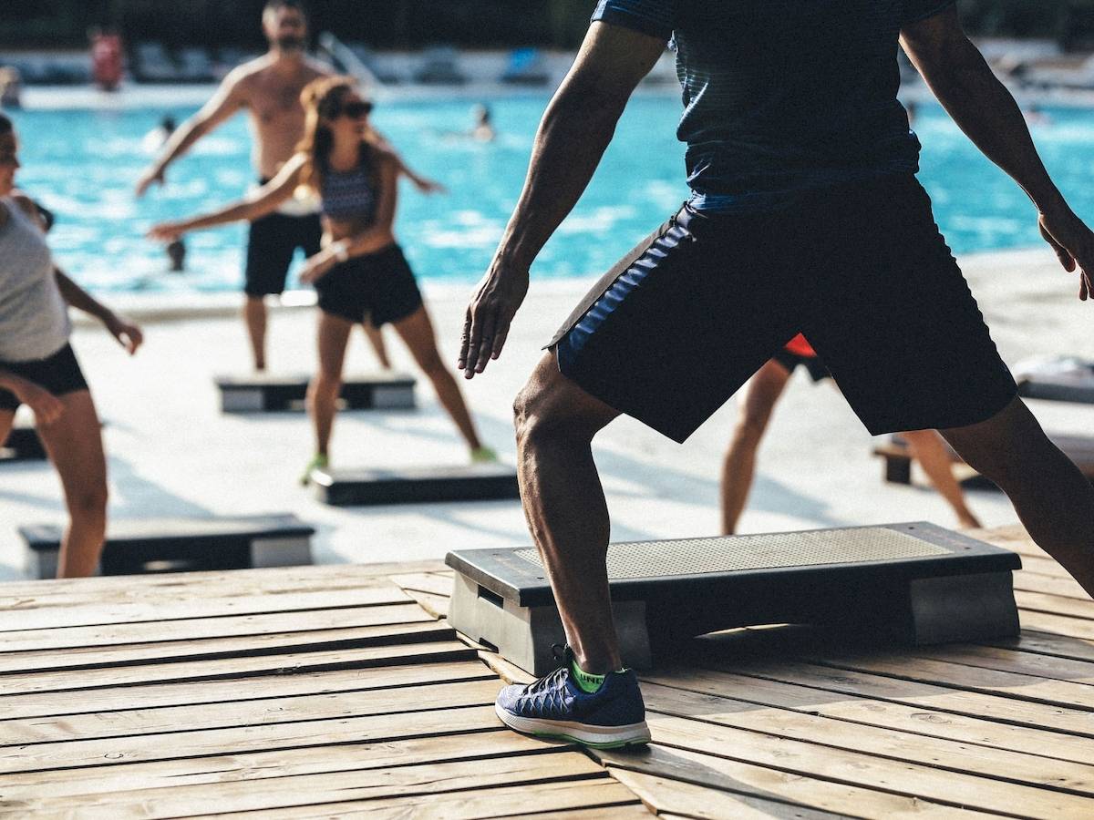 Gruppe von Personen, die auf einer Plattform neben dem Pool im Club Marvy trainieren.