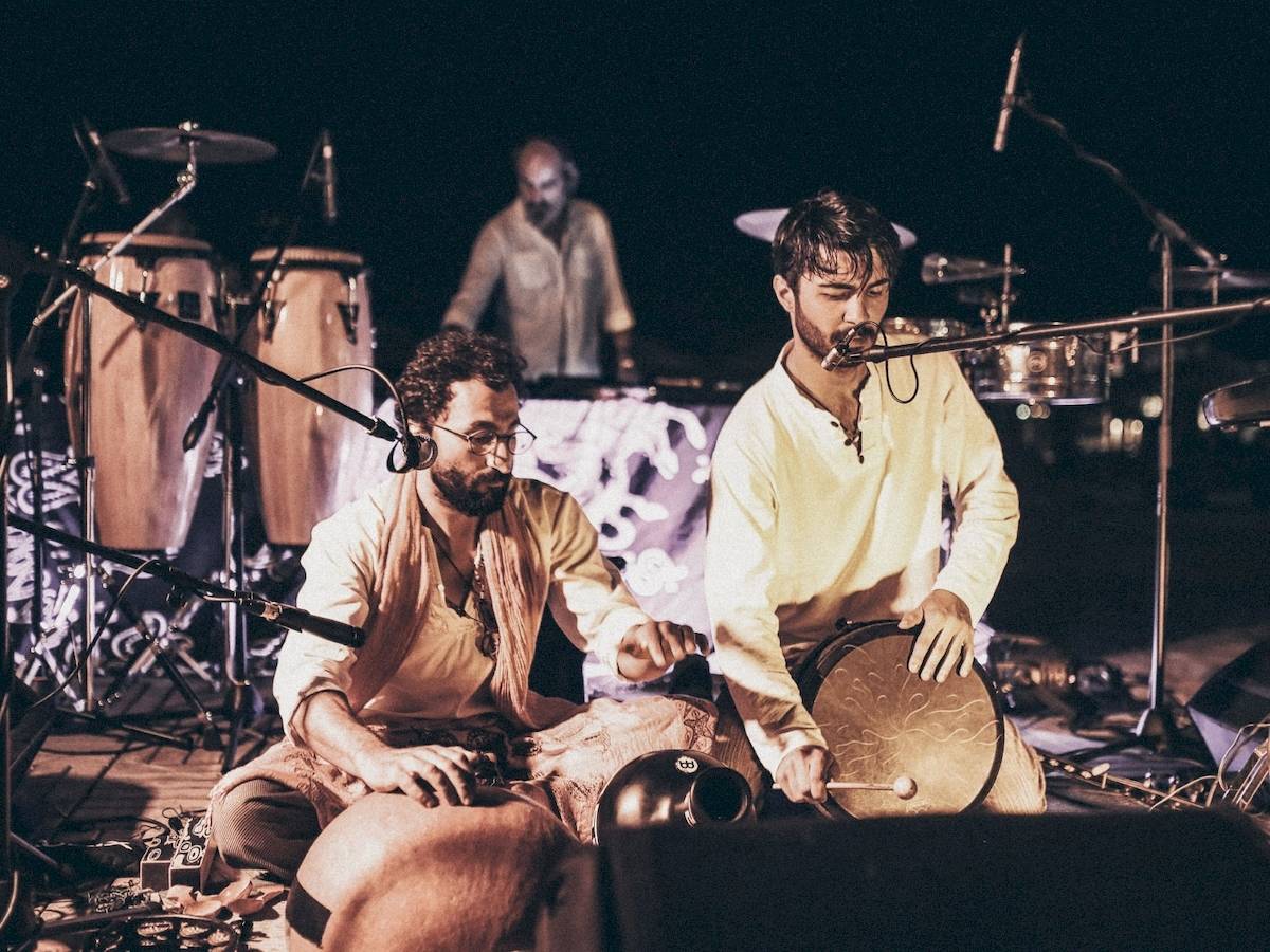 Zwei Musiker spielen Percussion-Instrumente auf der Bühne des Club Marvy.
