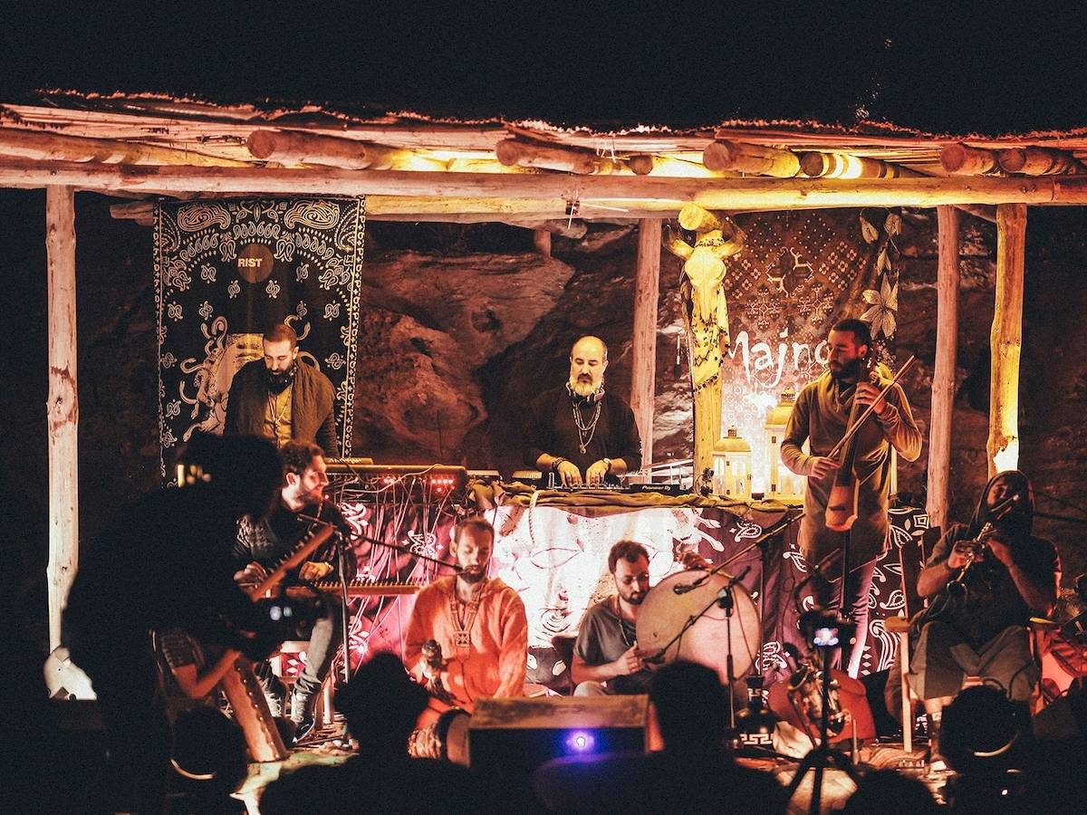 Mehrere Musiker spielen auf der Bühne im Club Marvy, mit Publikum im Vordergrund.