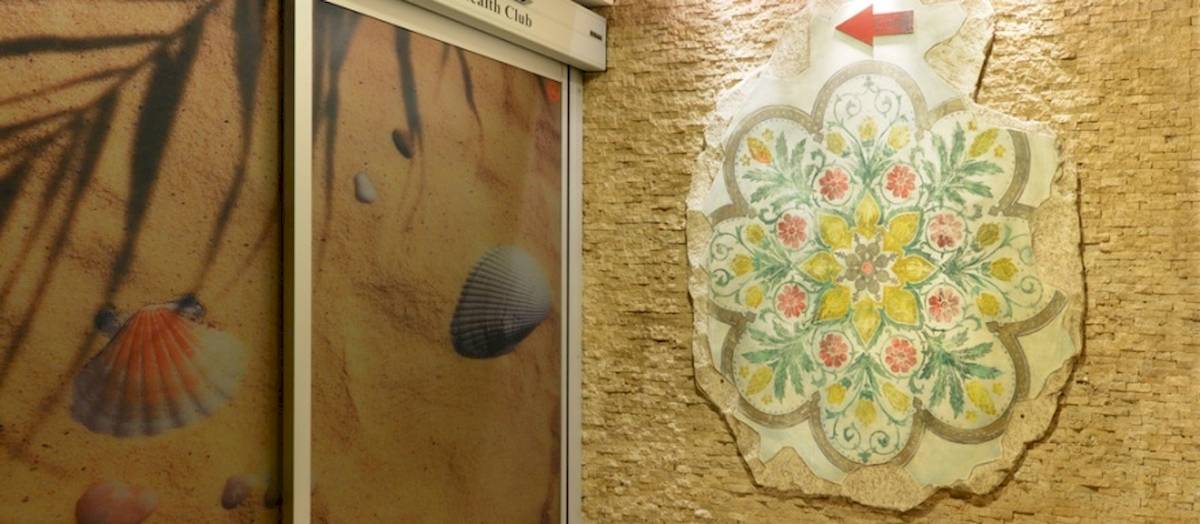 Yigitalp Hotel Eingang mit Strand-Kunstwerk und Pfeil zum Club