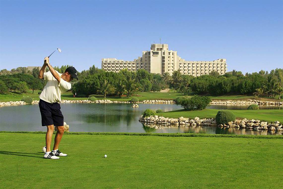 Golfer spielt vor dem JA Beach Hotel im Freien.