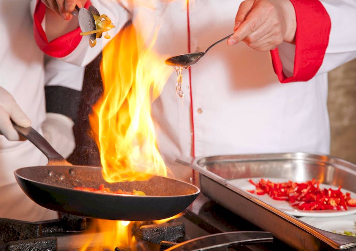 Koche mit Feuer im Topf und roten Pfeffer auf einem Teller im Victory Hotel & Spa Istanbul