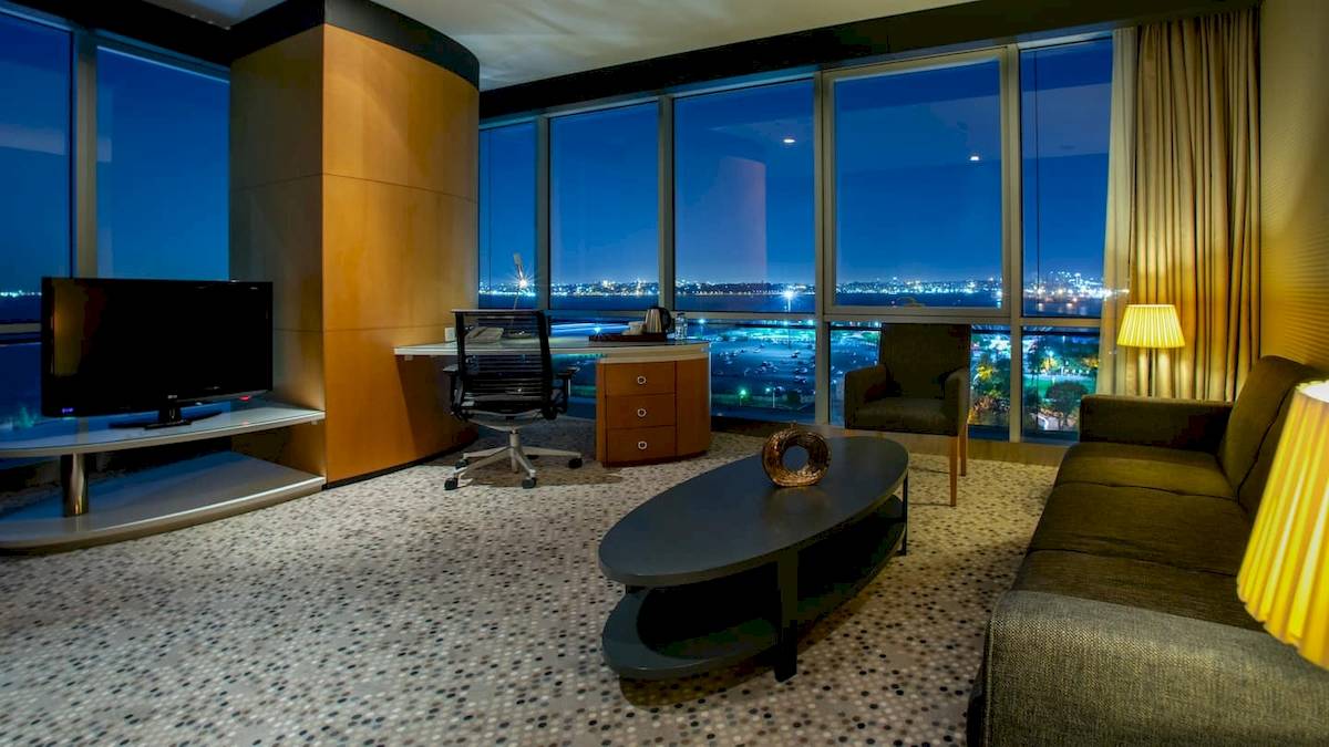 Suite im Doubletree by Hilton Istanbul Moda mit Blick auf die Stadtnacht.