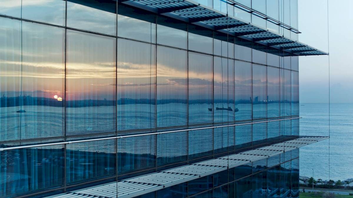 Außenansicht des Doubletree by Hilton Istanbul Moda bei Sonnenuntergang mit Blick auf das Meer.