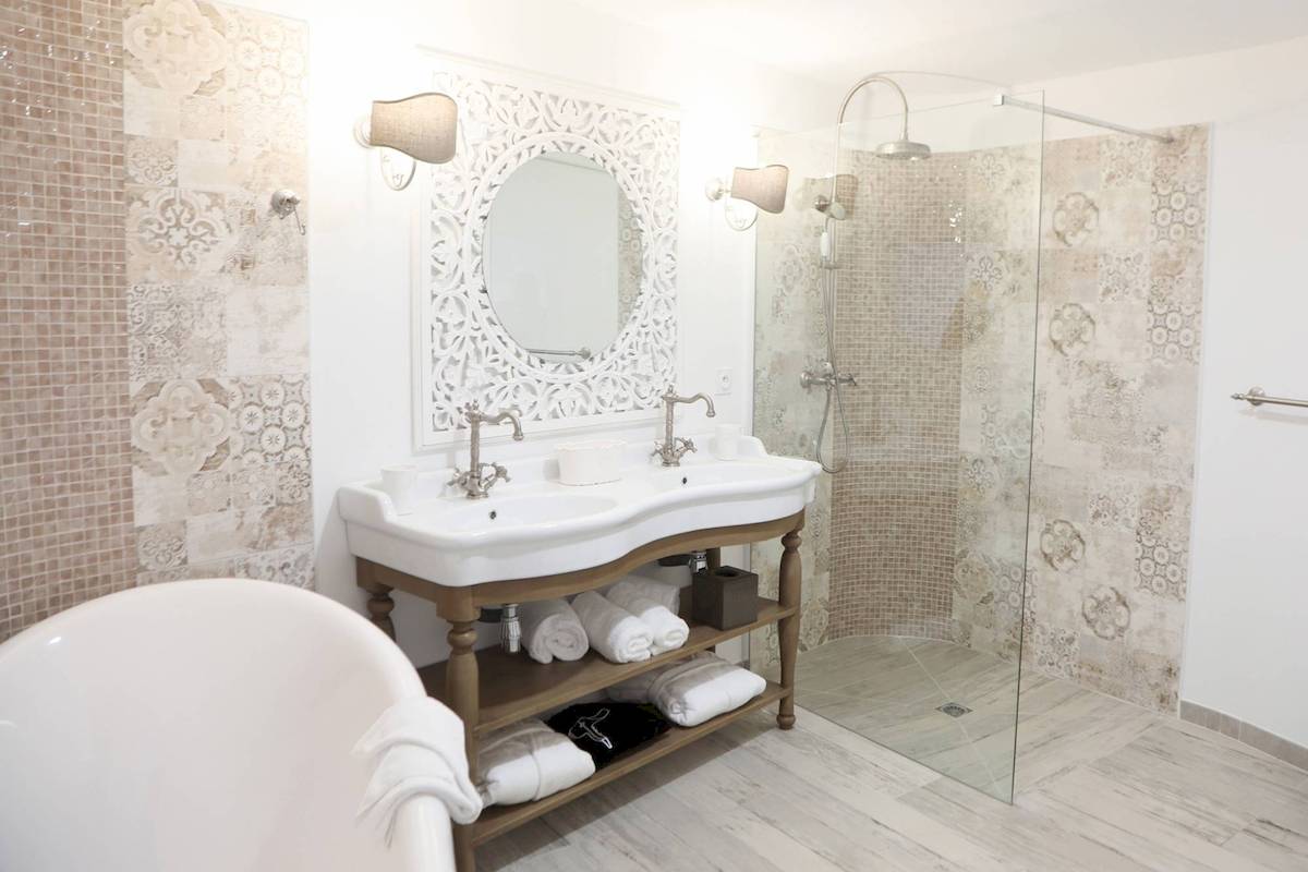 Badezimmer im L'Hostellerie du Moulin mit Badewanne, Waschbecken und Dusche