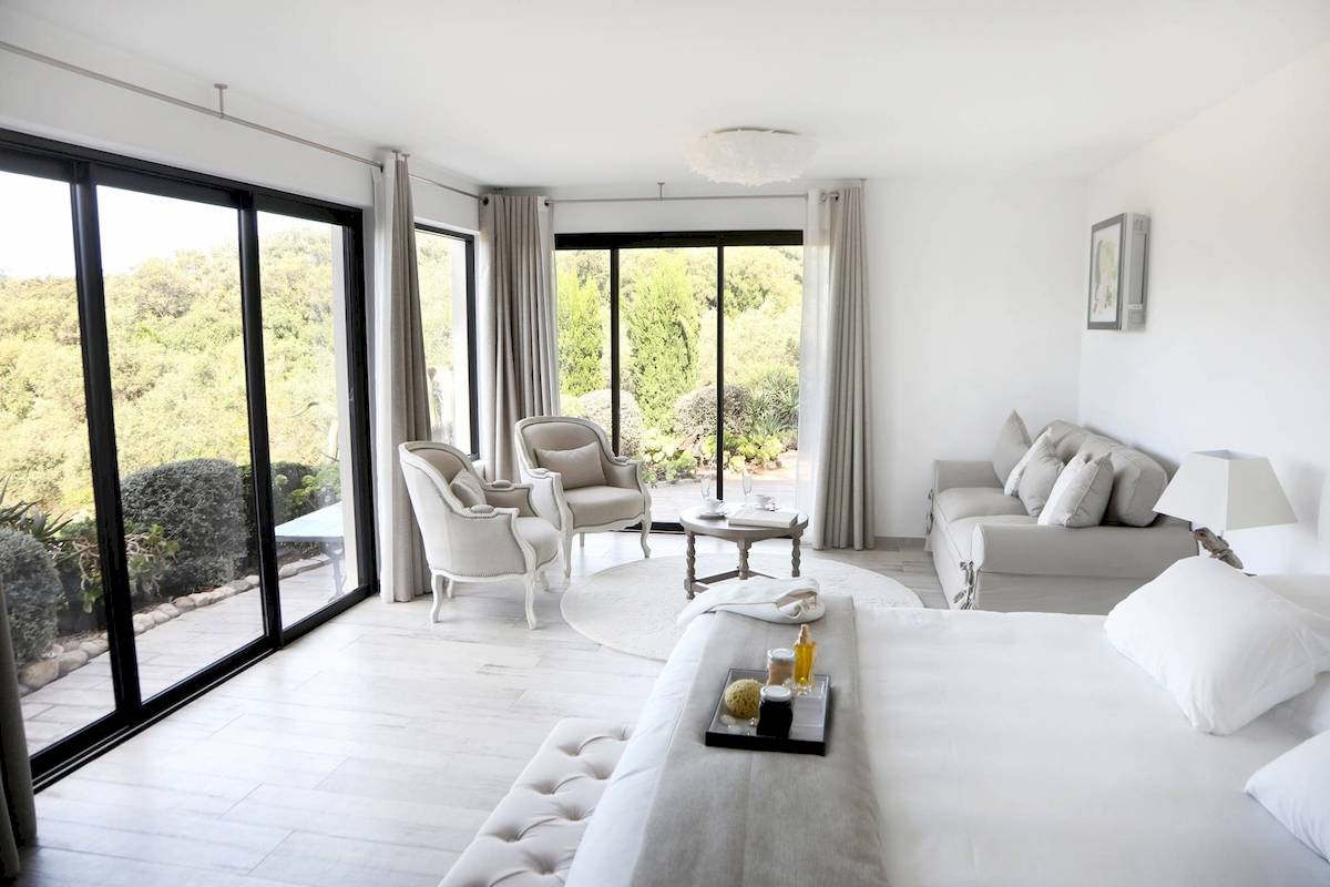 Schlafzimmer im L'Hostellerie du Moulin Hotel mit großer Aussicht auf Landschaft
