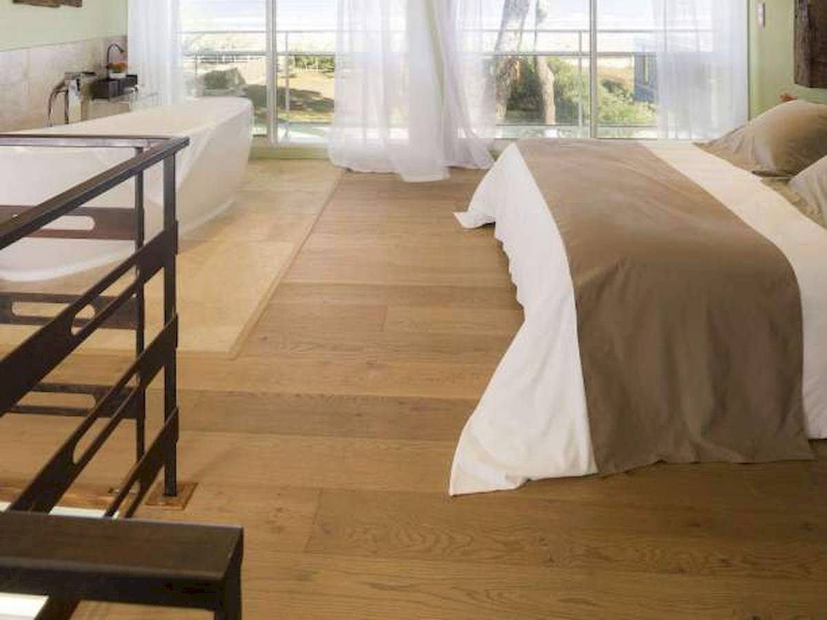 Schlafzimmer im Hotel La Lagune mit Badewanne und Meerblick.