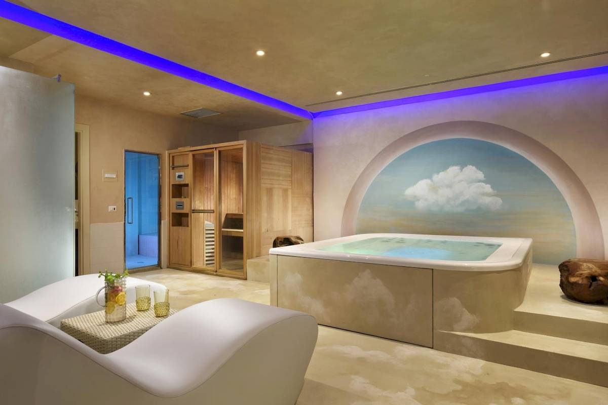 Spa-Bereich im Hotel Leon's Place mit Whirlpool und Saunakabine.