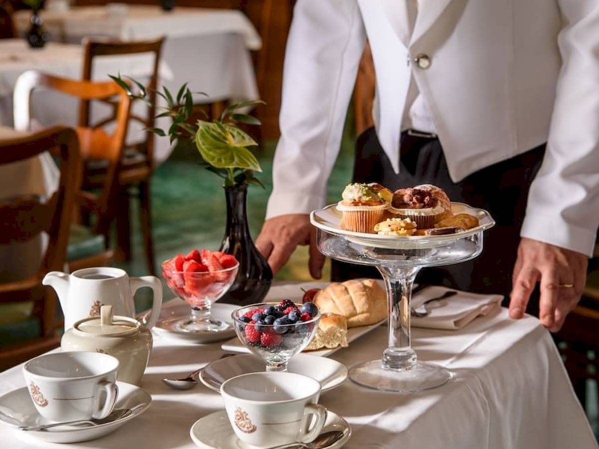 Frühstücksbuffet im Bettoja Hotel Mediterraneo mit verschiedenen Gebäcken, Früchten und Kaffee.