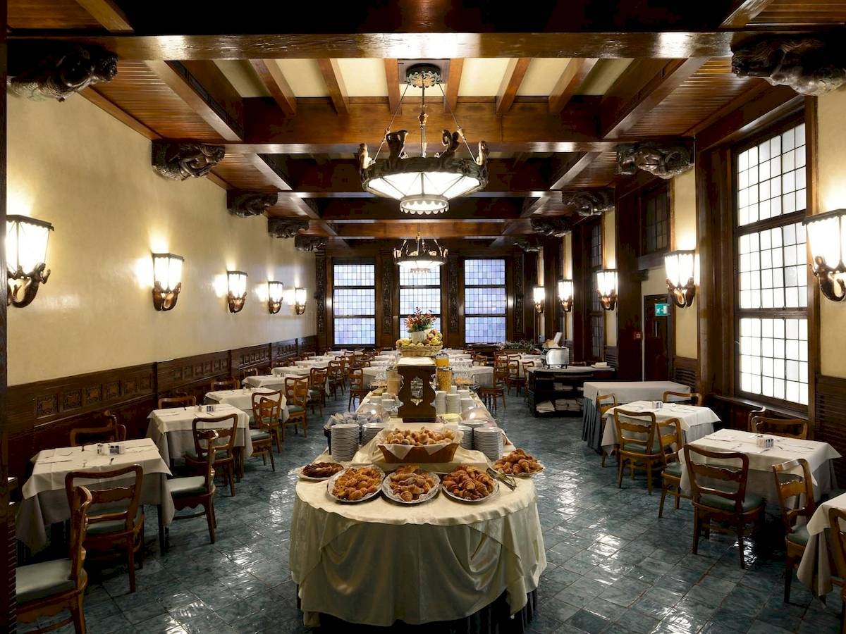 Frühstücksbuffet im Bettoja Hotel Mediterraneo mit vielen Gerichten und gedeckten Tischen.