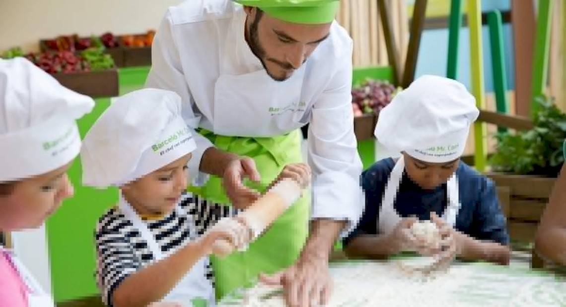 Kochkurs im Barcelo Fuerteventura Castillo mit Kindern in Kochmützen.