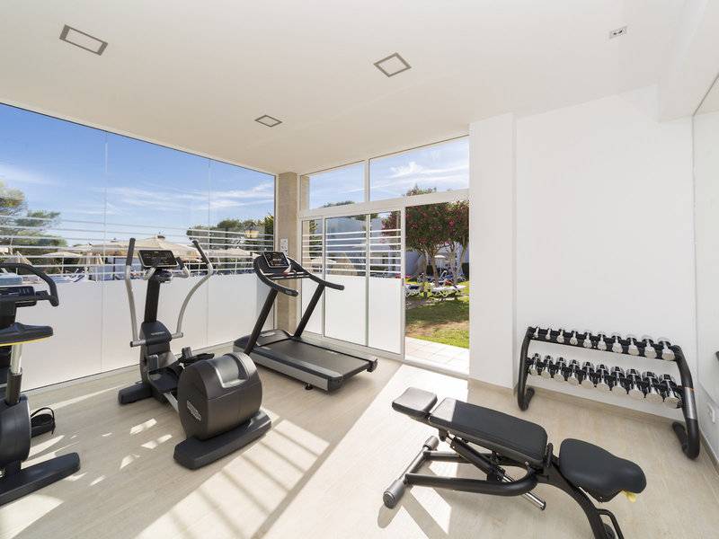 Fitnessbereich im Globales Lord Nelson Hotel mit Laufband und Trainingsgeräten.