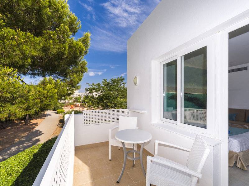 Außenbalkon des Globales Lord Nelson Hotels mit Tisch, Stühlen und Blick auf Bäume und Himmel