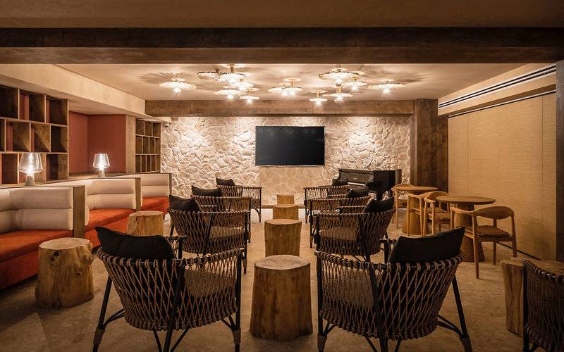 Loungebereich im Lago Resort Menorca - Suites del Lago mit Möbeln und einer Fernsehwand