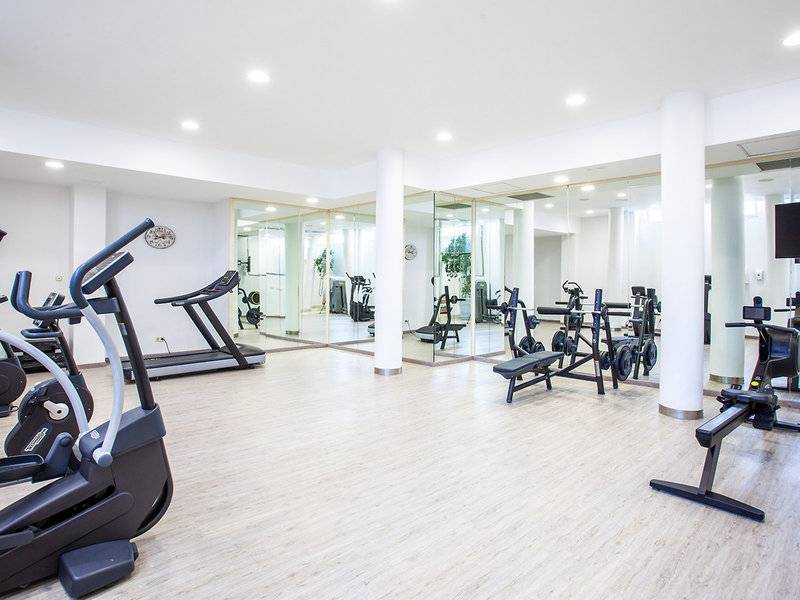 Fitnesscenter im Grupotel Playa Club mit Laufband, Hantelbank und anderen Geräten