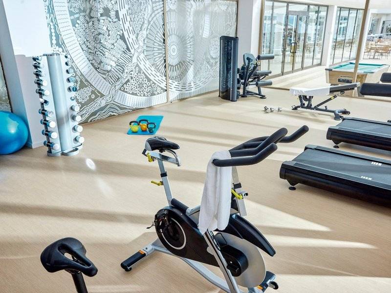 Fitnessstudio im Victoria Menorca Hotel mit Laufband, Fahrrad und Trainingsgeräten.