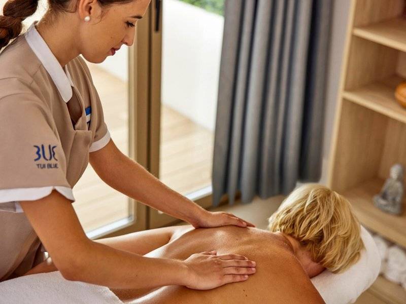 Massage im Victoria Menorca Hotel mit Blick auf das Meer