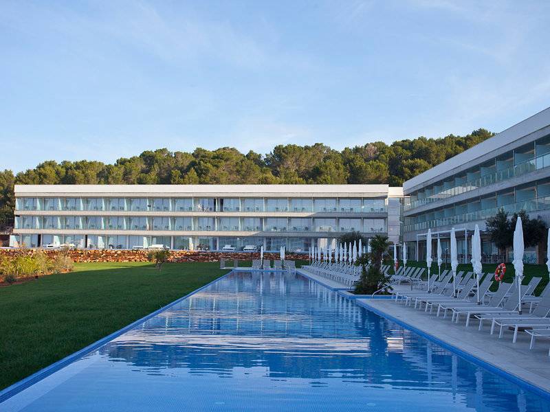 Außenansicht des Seth 55 Santo Tomás Hotels mit Swimmingpool und Sonnenliegen