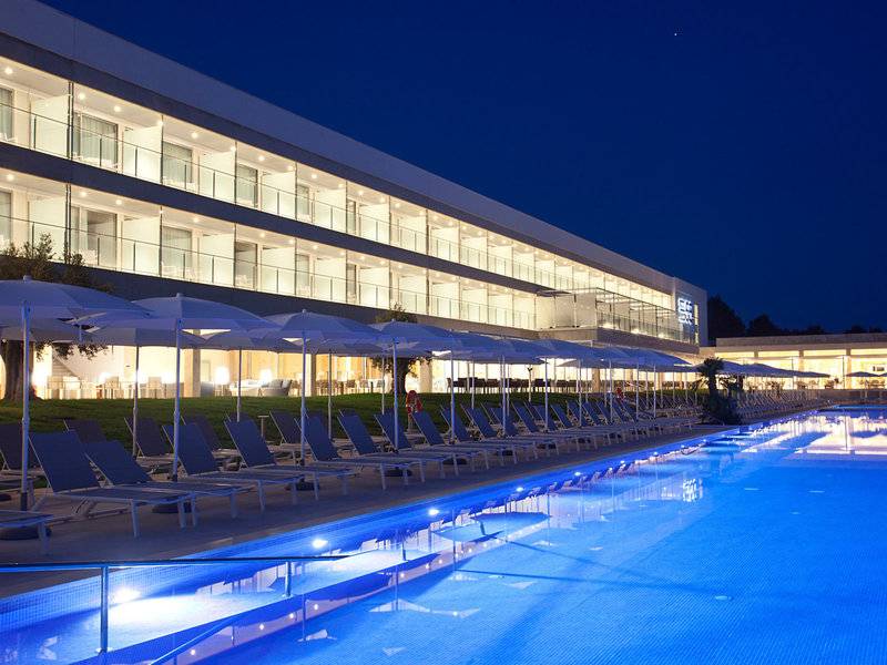 Hotel Seth 55 Santo Tomás bei Nacht mit Pool und Sonnenliegen