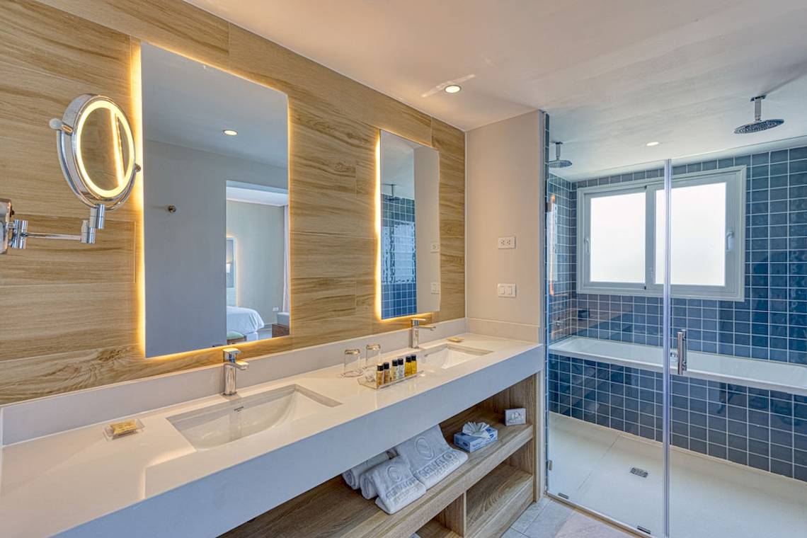 Badezimmer im Senator Puerto Plata Spa Resort mit Doppelwaschbecken und Glasdusche
