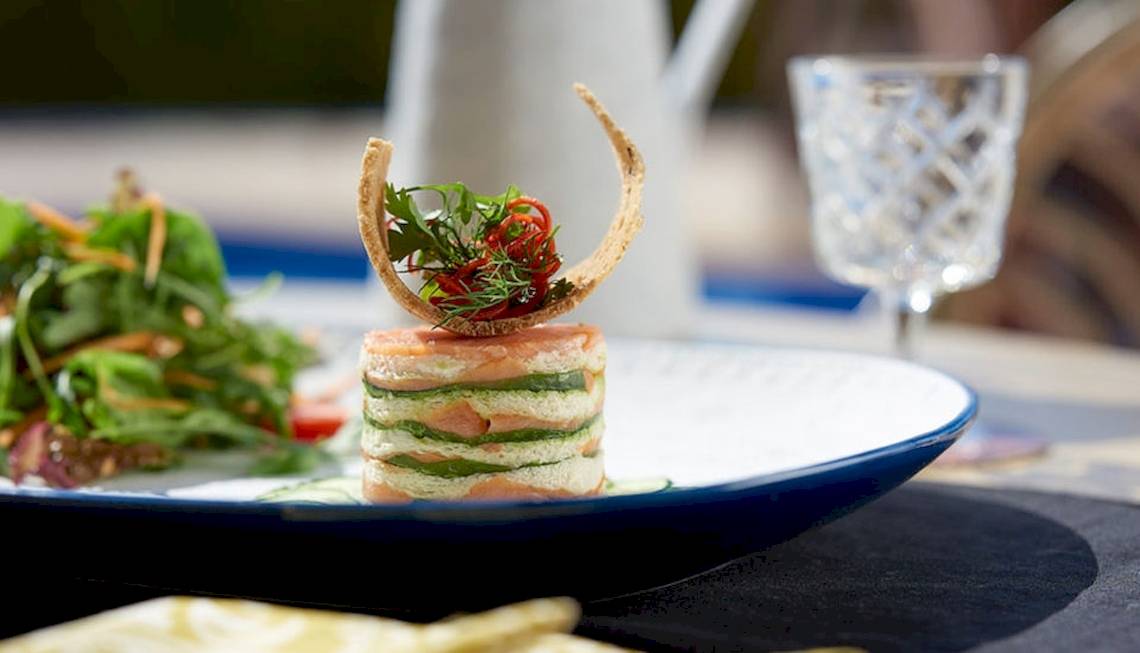 Ein Teller mit Fisch und Salat im Hotel Aldemar Olympian Village.