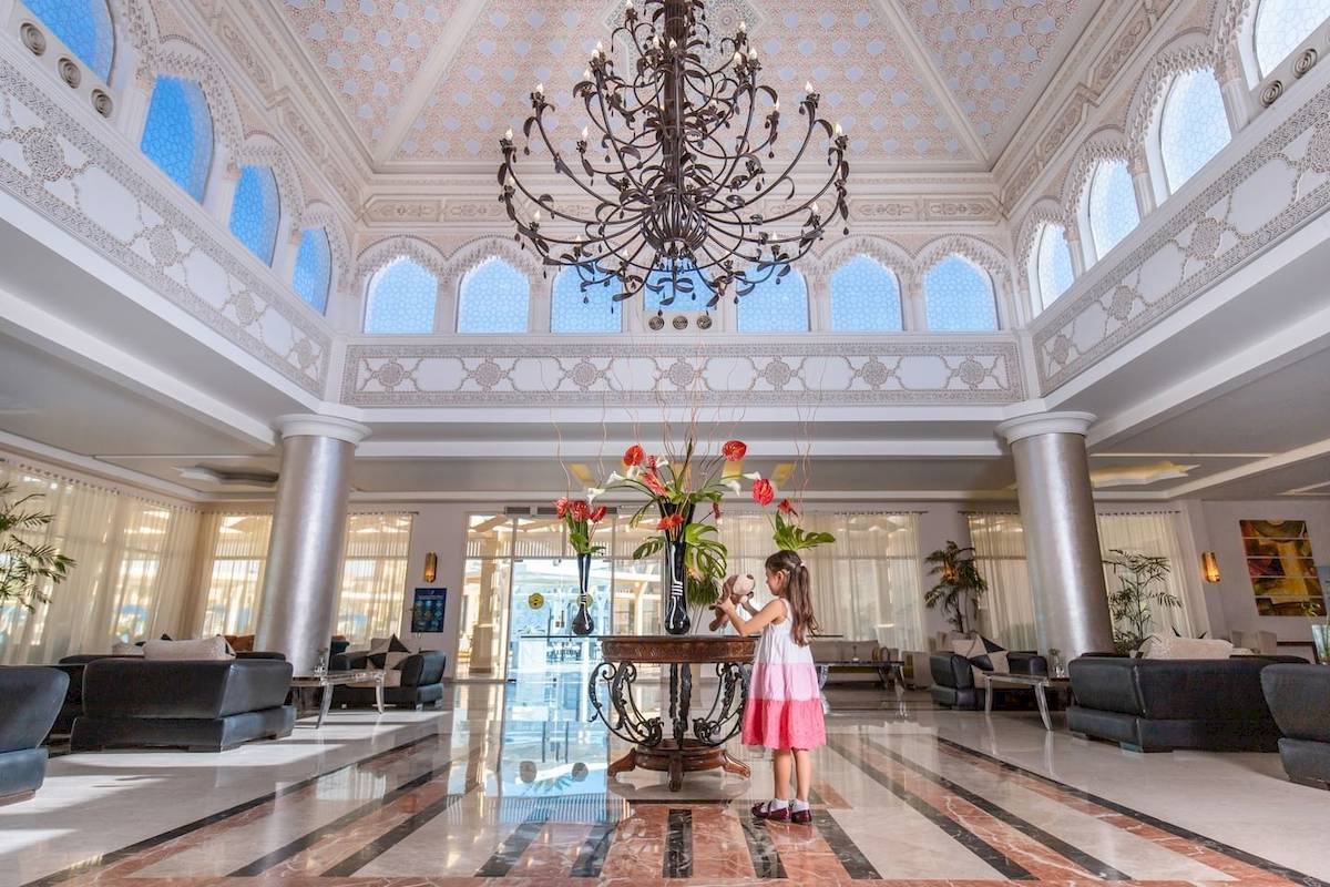 Lobby des Pickalbatros Aqua Park Resorts in Hurghada mit einer kleinen Besucherin.