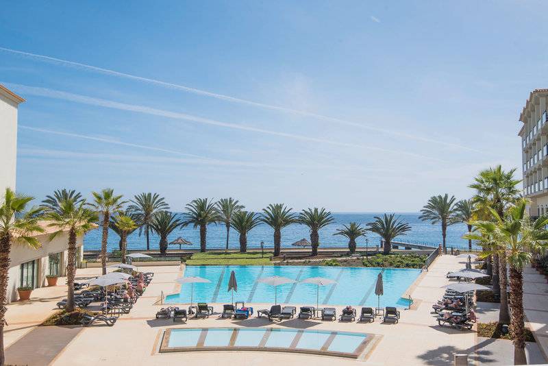 Außenbereich des Vila Galé Santa Cruz Hotels mit Pool und Meerblick