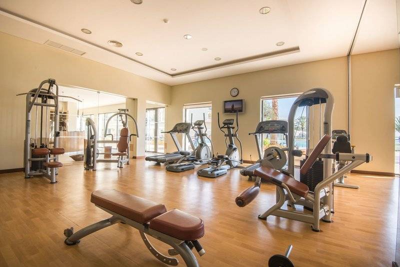 Fitnesscenter im Hotel Vila Galé Santa Cruz mit verschiedenen Trainingsgeräten und großen Fenstern.