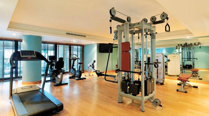Fitnesscenter im Pestana Promenade Hotel mit Laufband und Kraftgeräten.