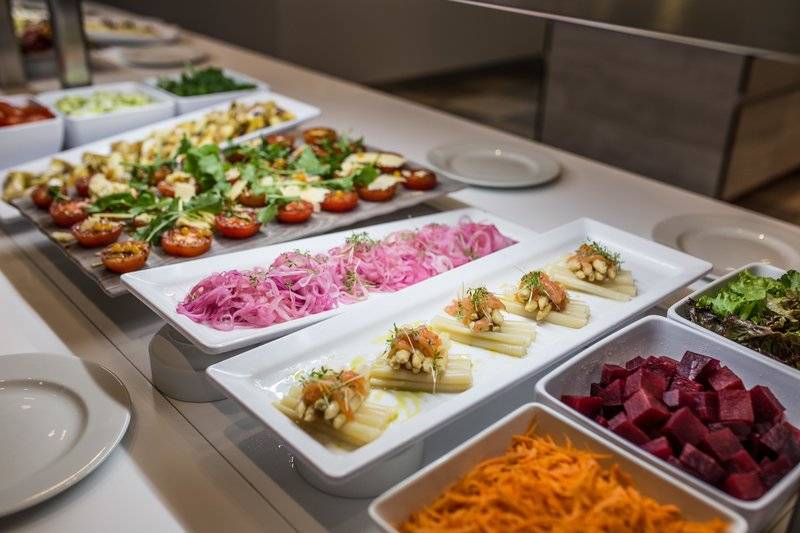 Buffet mit verschiedenen Gerichten im Views Oasis Hotel.