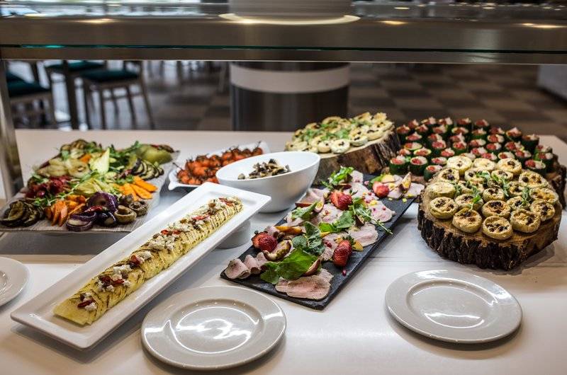 Buffet-Tisch im The Views Oasis Hotel mit verschiedenen Gerichten und Speisen.
