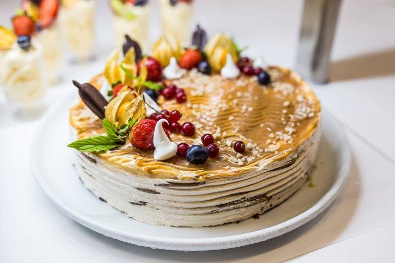 Der Blick auf das Hotel Views Oasis Hotel mit einem gestapelten Dessert auf einem Teller.
