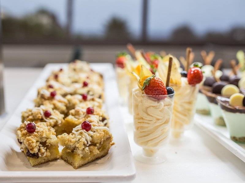 Buffet mit verschiedenen Desserts und Früchten im Views Oasis Hotel.