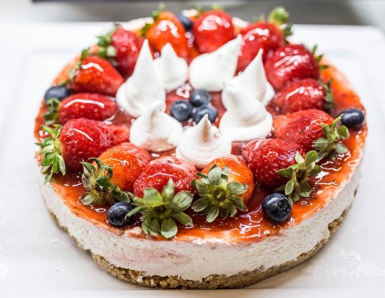 Beerenkuchen im The Views Oasis Hotel mit frischen Erdbeeren und Blaubeeren