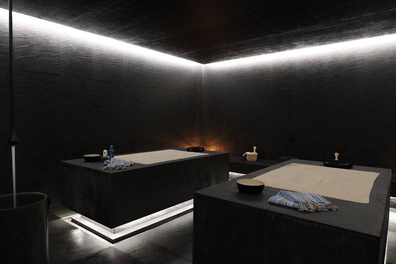 Innenansicht des Badezimmers im Views Oasis Hotel mit zwei Badewannen und Beleuchtung